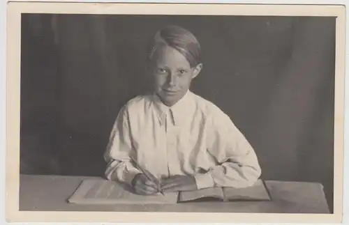 (F26051) Orig. Foto Junge mit Buch und Schreibheft 1950er