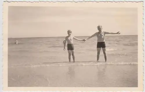 (F26050) Orig. Foto Timmendorferstrand, Mann u. Junge im Wasser 1951