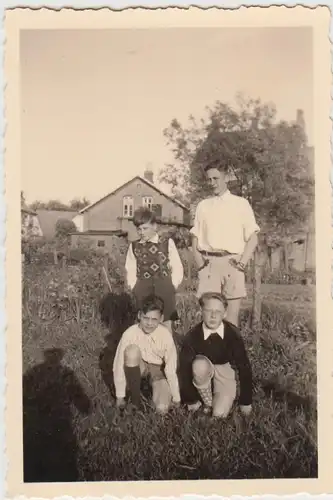 (F26045) Orig. Foto Jungs in einem Garten in Eckernförde 1952