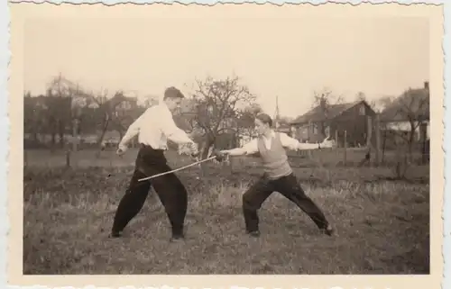 (F26043) Orig. Foto Jungs fechten in einem Garten in Eckernförde 1952