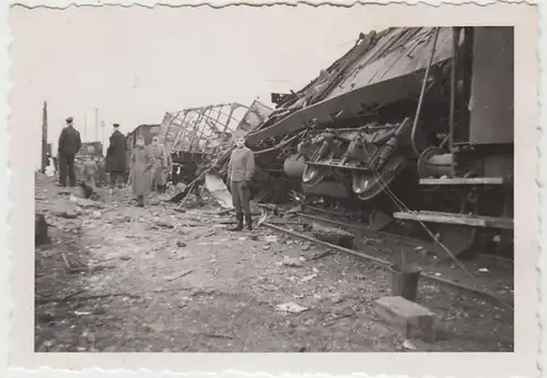 (F2604) Orig. Foto Russland Nov. 1941, Volltreffer a. Bahnhof, zerstörter Zug