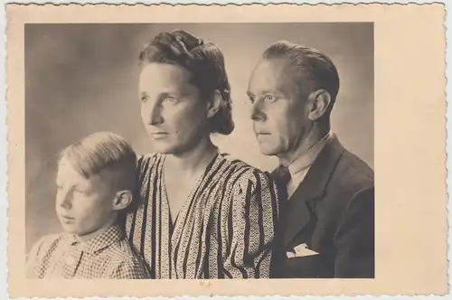 (F26036) Orig. Foto Porträt Familie m. Kind, Studio Eckernförde 1949
