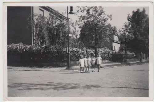 (F26035) Orig. Foto Kinder stehen aufgereit auf der Straße 1930er