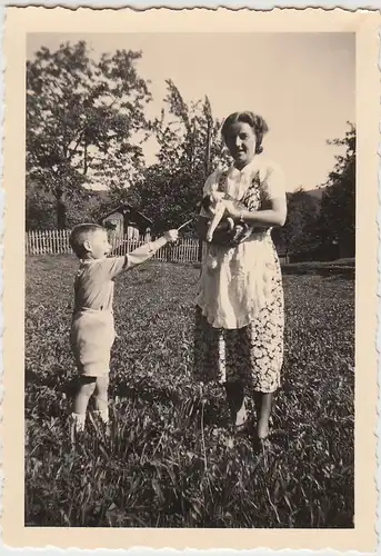 (F26034) Orig. Foto Frau und Junge im Garten, Kätzchen auf dem Arm 1930er