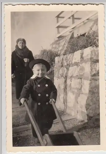 (F26033) Orig. Foto kleiner Junge mit Holzschubkarre 1930er