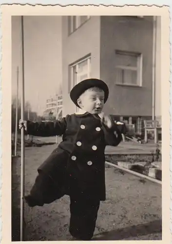 (F26032) Orig. Foto kleiner Junge mit Mantel und Hut am Wohnhaus 1930er