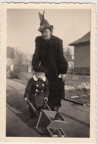 (F26031) Orig. Foto kleiner Junge mit Holzschubkarre 1930er