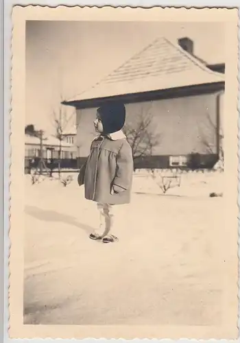 (F26030) Orig. Foto Kleinkind steht im Freien, Winter 1930er