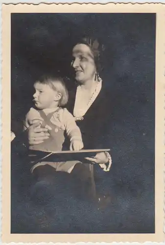 (F26029) Orig. Foto Frau mit Kleinkind auf dem Schoß 1930er