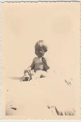 (F26028) Orig. Foto Kleinkind mit Ball sitzt am Strand 1930er