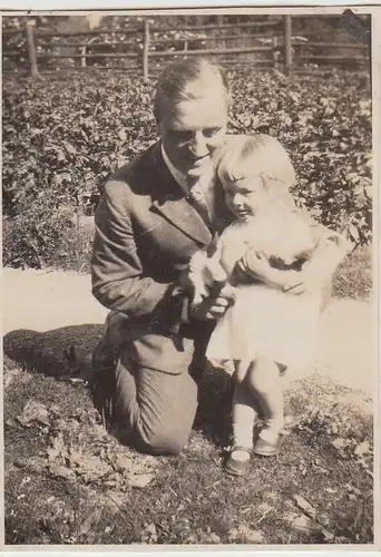 (F26007) Orig. Foto Mann u. kleines Mädchen in einem Garten in Mönchzell 1927