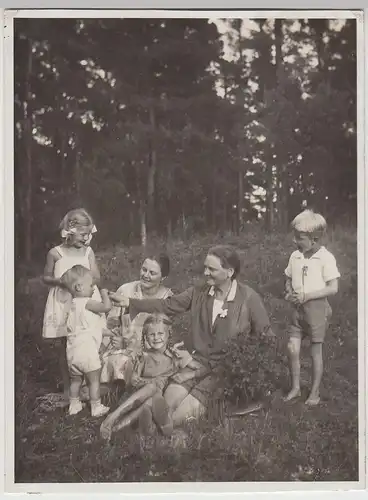 (F26005) Orig. Foto Frauen und Kinder in einem Wald in Binz 1930