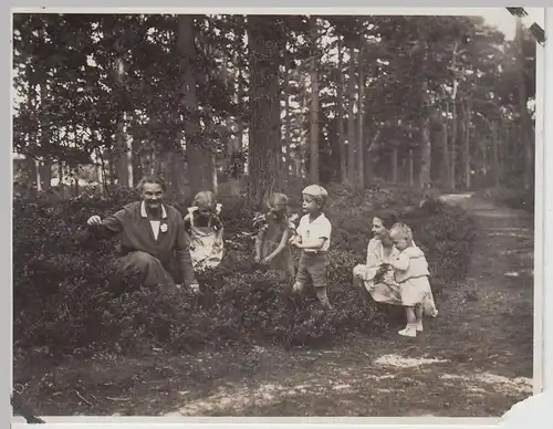 (F26004) Orig. Foto Frauen und Kinder in einem Wald in Binz 1930