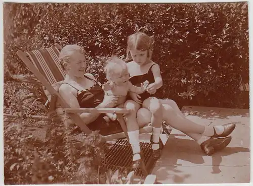 (F26000) Orig. Foto Frau mit Kinder im Liegestuhl 1930