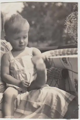 (F25999) Orig. Foto Kleinkind Jürgen auf dem Schoß am Tisch 1930