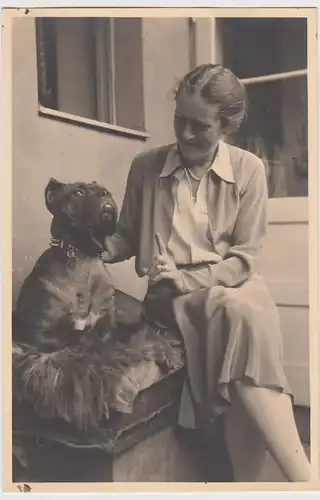 (F25997) Orig. Foto Frau mit Hund am Haus 1930