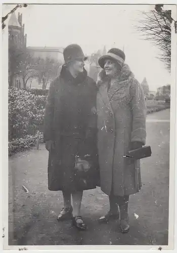 (F25993) Orig. Foto Damen mit Mantel und Hut auf der Straße 1930
