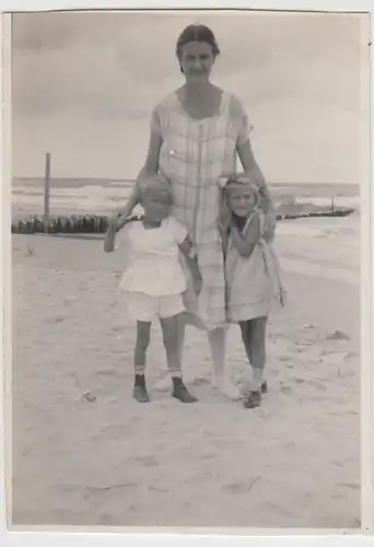 (F25991) Orig. Foto Frau mit Kindern am Ostseestrand 1929