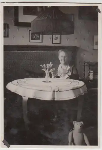 (F25990) Orig. Foto ältere Frau am Wohnzimmertisch, Teddybär 1930