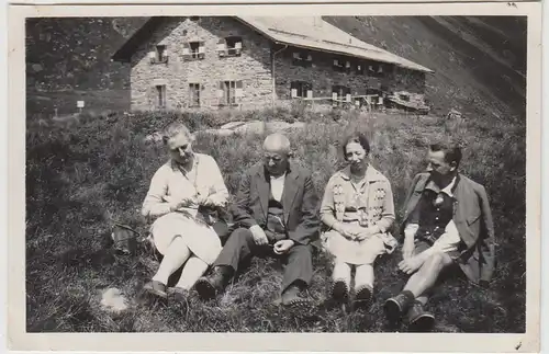 (F25979) Orig. Foto Urlaub in Tirol 1929, Personen vor Berghütte