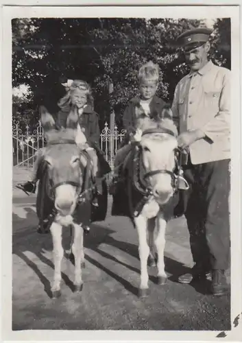 (F25978) Orig. Foto Kinder reiten auf Esel, mit Pfleger 1929