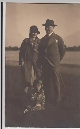 (F25977) Orig. Foto Paar u. kleines Mädchen im Freien, Spaziergang 1929