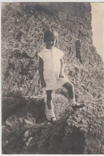 (F25974) Orig. Foto kleines Mädchen Hannelore auf dem Drachenfels 1929