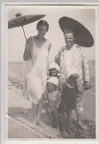 (F25973) Orig. Foto Frauen mit Kinder am Strand, Sonnenschirm 1929