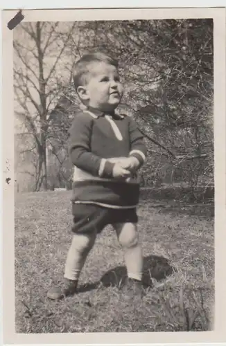 (F25971) Orig. Foto kleiner Junge im Freien 1929