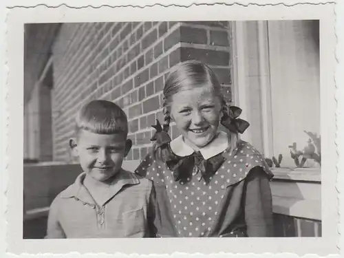 (F25959) Orig. Foto Junge u. Mädchen auf dem Balkon 1934