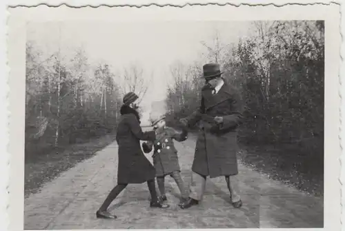 (F25957) Orig. Foto Vater mit Kinder beim Spaziergang 1934