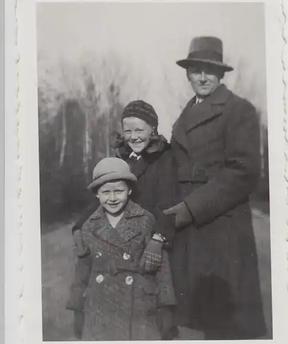 (F25956) Orig. Foto Vater mit Kinder beim Spaziergang 1934