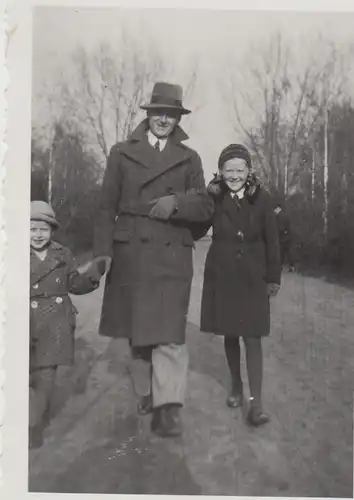 (F25955) Orig. Foto Vater mit Kinder beim Spaziergang 1934