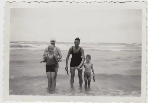 (F25949) Orig. Foto Warnemünde, Familie im Wasser 1934