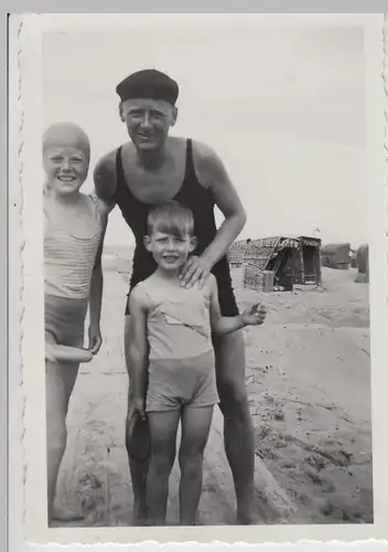 (F25948) Orig. Foto Warnemünde, Vater mit Kindern auf Strand-Weg 1934