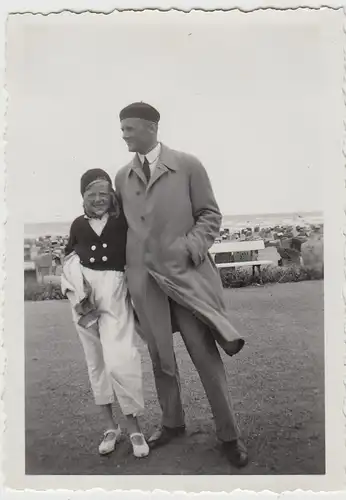 (F25947) Orig. Foto Warnemünde, Mann und Mädchen auf Strandpromenade 1934