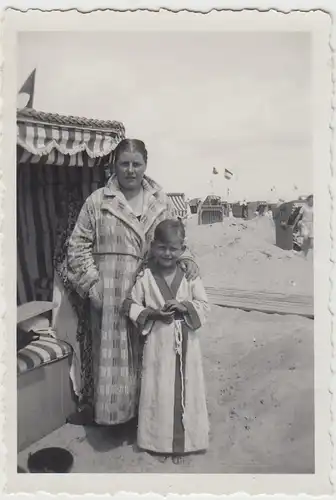 (F25946) Orig. Foto Warnemünde, Frau und Junge am Strandkorb 1934