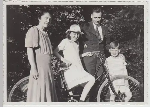 (F25936) Foto Familie unterwegs mit dem Fahrrad, Scheitinger Park Breslau 1934