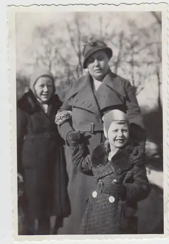 (F25934) Orig. Foto Frau und Kinder im Freien, Winter 1934