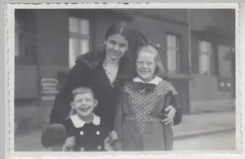 (F25930) Orig. Foto Frau und Kinder im Freien 1934