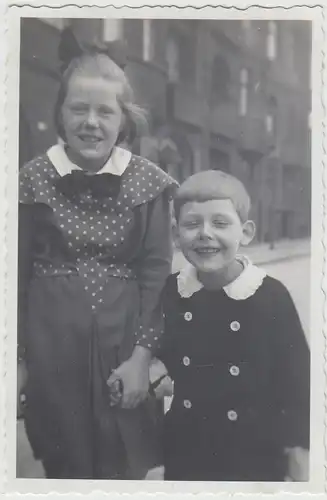 (F25929) Orig. Foto Mädchen und Junge im Freien 1934