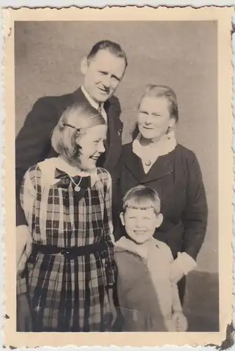 (F25928) Orig. Foto Personen m. Kinder am Haus 1934