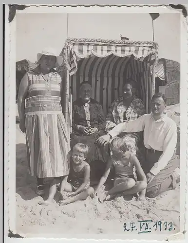 (F25925) Orig. Foto Warnemünde, Personen im Strandkorb 1933