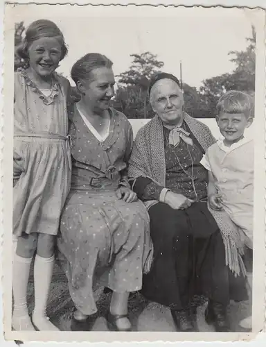 (F25922) Orig. Foto ältere Damen u. Kinder im Freien, Warnemünde 1933