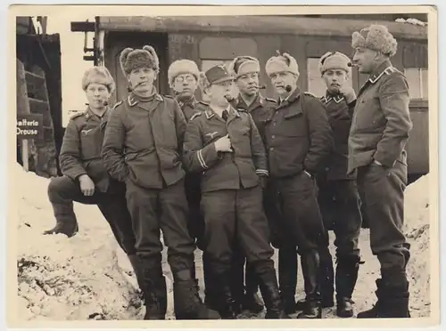 (F2592) Orig. Foto Russland 1942, Luftwaffe m. Pelzmütze u. Pfeife, Bahnhof