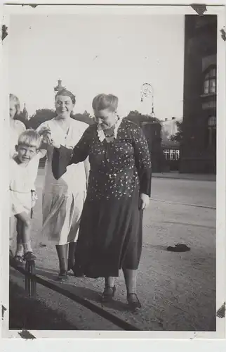 (F25910) Orig. Foto Personen auf Straße in Breslau 1932