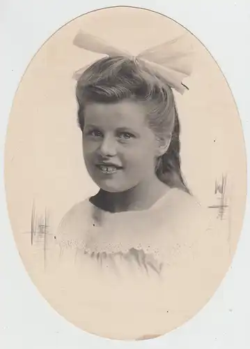 (F25906) Orig. Foto Porträt kleines Mädchen im Oval 1920er