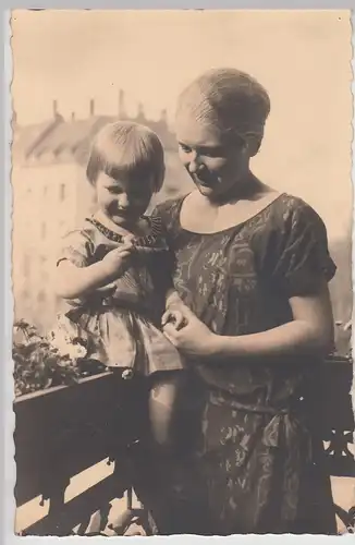 (F25905) Orig. Foto Mutter m. Tochter Hanne Messerschmidt a. Balkon 1929