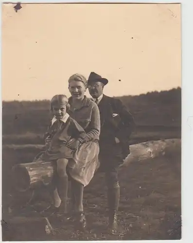 (F25899) Orig. Foto Familie sitzt auf einem Balken im Freien 1928