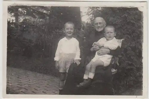(F25898) Orig. Foto ältere Frau mit Kindern im Freien 1928